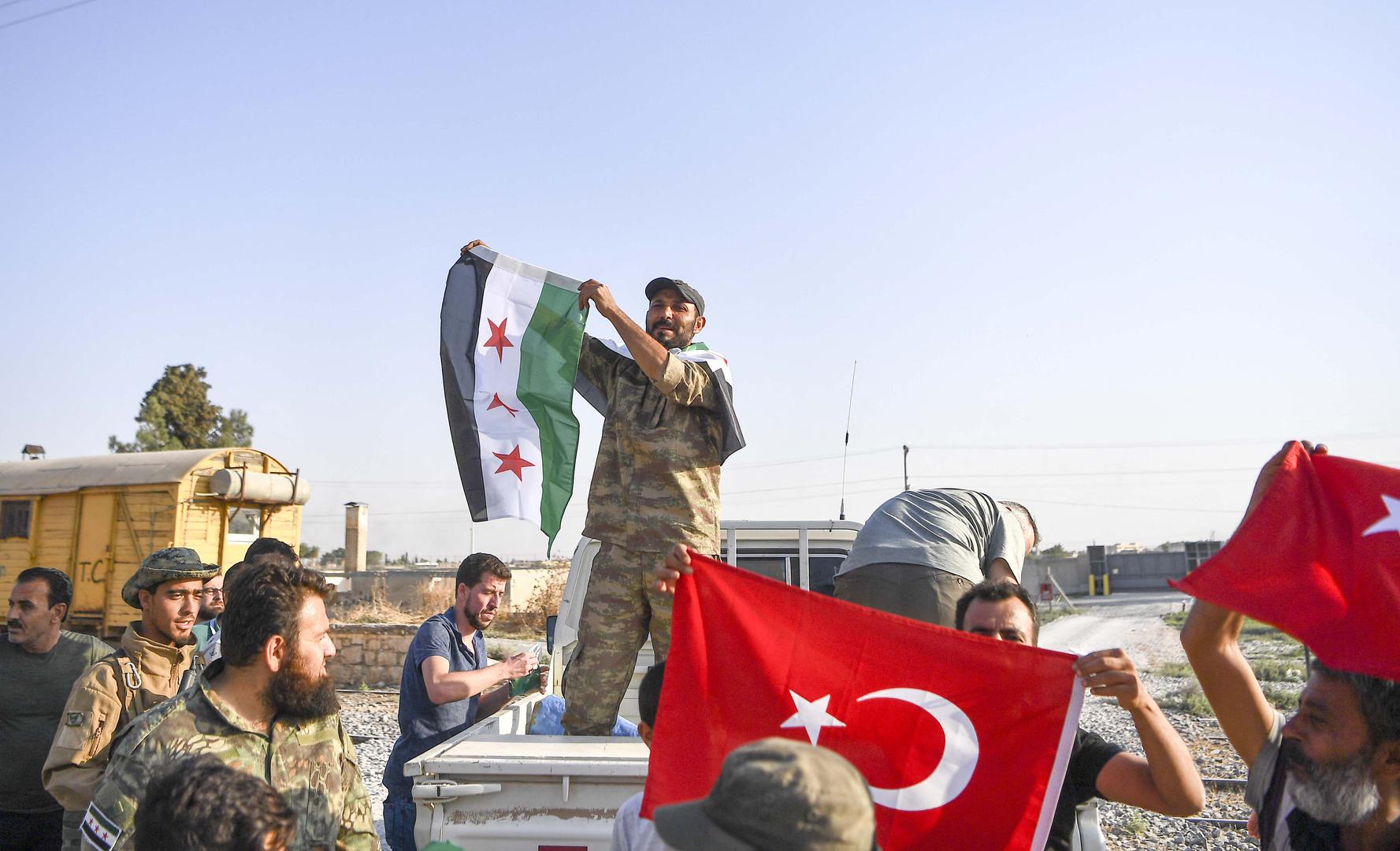 Türkiye destekli Özgür Suriye Ordusu savaşçıları (Suriye Ulusal Ordusu olarak da bilinir) Tel Abyad kasabasına giriyor. 