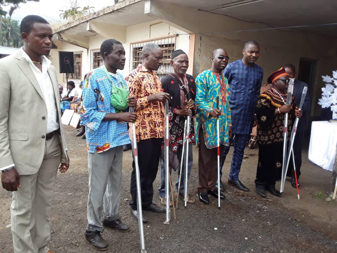 Des personnes aveugles tiennent des cannes blanches qu’elles ont reçues d’une organisation locale travaillant avec des personnes en situation de handicap à Buea, région du Sud-Ouest, le 3 décembre 2019.