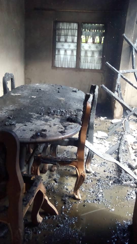 L’intérieur d’une des maisons incendiées par les militaires le 29 octobre 2019 dans le village de Muchweni, région du Nord-Ouest.