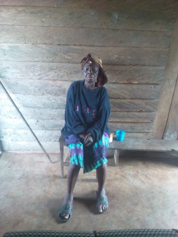 Regina, une femme aveugle de 75 ans, devant sa maison à Ekona, dans la région du Sud-Ouest.