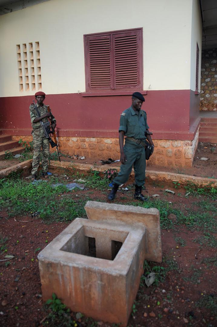 Des combattants de la Séléka, photographiés devant la villa de l’ancien Président centrafricain François Bozizé, sur le terrain du centre de formation militaire de Bossembélé. La structure carrée au premier plan aurait servi de cellule étroite pour des pr