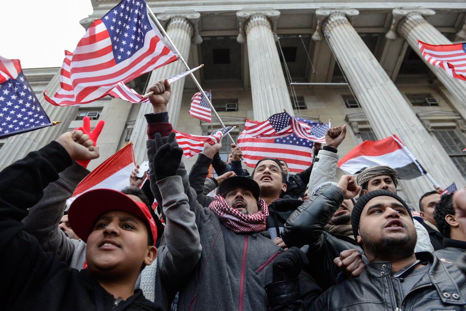 أشخاص يشاركون في احتجاج يمني ضد حظر السفر الذي فرضه الرئيس دونالد ترامب، نيويورك، الولايات المتحدة في 2 فبراير/شباط 2017. 