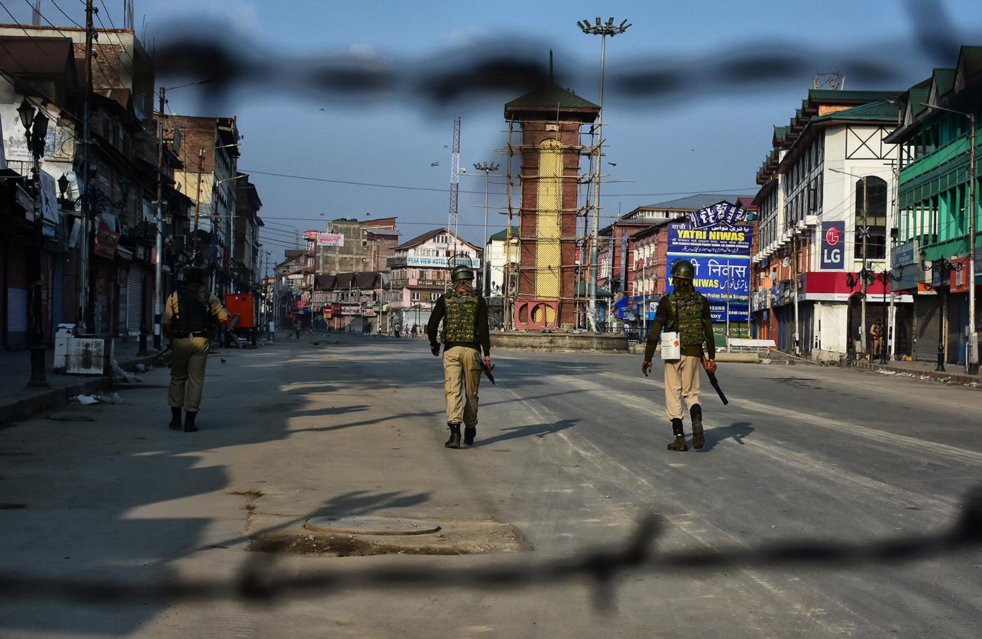 جموں و کشمیر کی خصوصی حیثیت ختم کرنے کے ہندوستانی حکومت کے فیصلے کے بعد ہندوستانی نیم فوجی دستے سرینگر میں گشت کر رہے ہیں، 05 اگست،2019 ۔ © 2019  مزمل مٹو/ نور فوٹو بذریعہ گیٹی امیجز