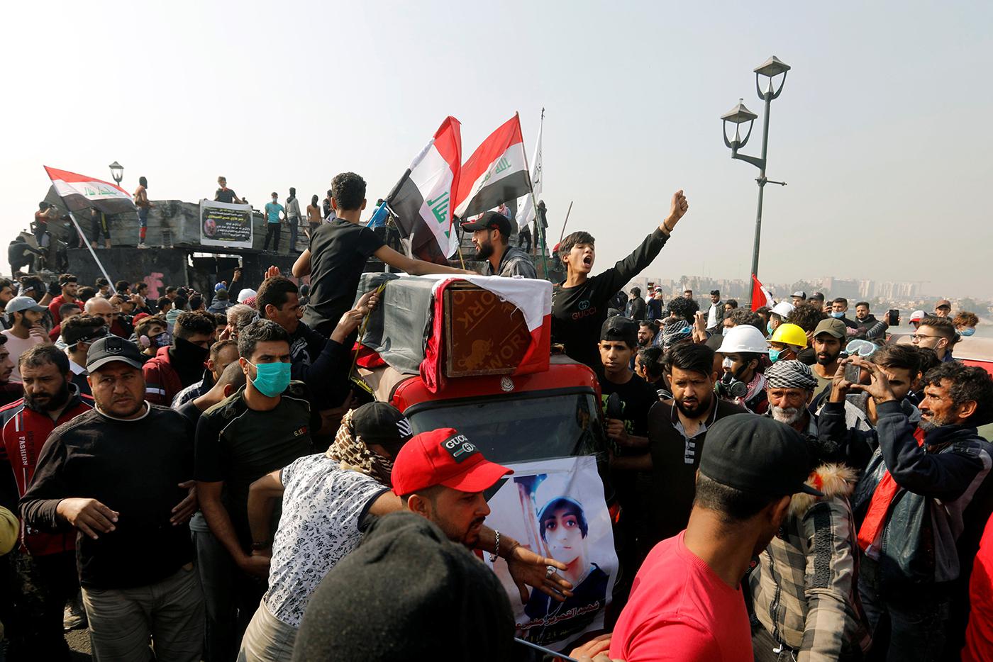 أشخاص في موكب تشييع يحملون نعش أحد المحتجين الذين قتلوا أثناء مظاهرة في بغداد، 24 نوفمبر/تشرين الثاني 2019.  © 2019 رويترز/خالد الموصلي