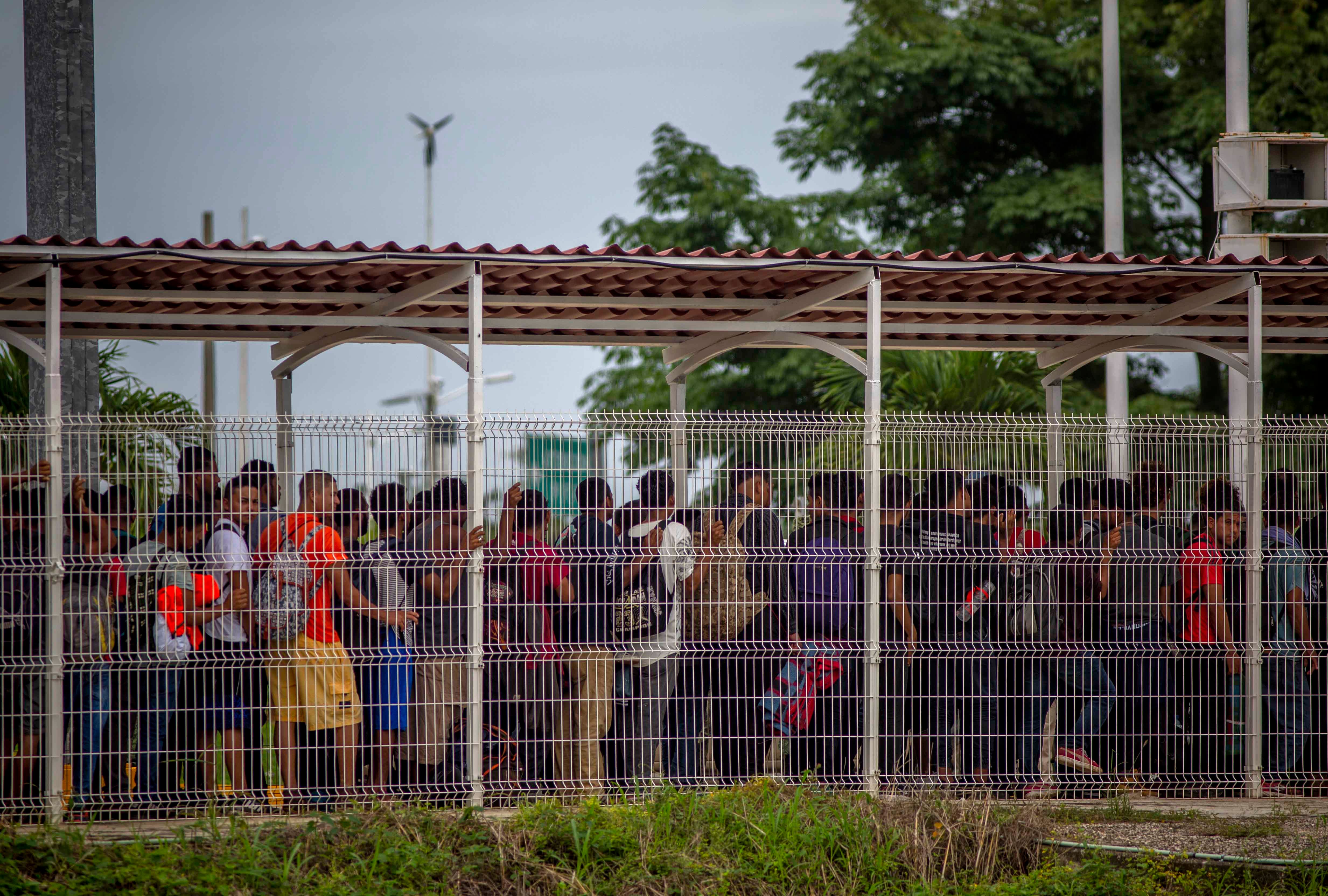 Las autoridades mexicanas guían a los migrantes a través del cruce fronterizo El Ceibo entre Guatemala y México el 19 de enero de 2020.