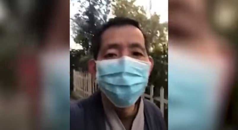 商人方斌的社交媒体视频截图，画面中的他正在拍摄某家新冠肺病专责医院的内部情况，中国武汉，2020年2月1日。