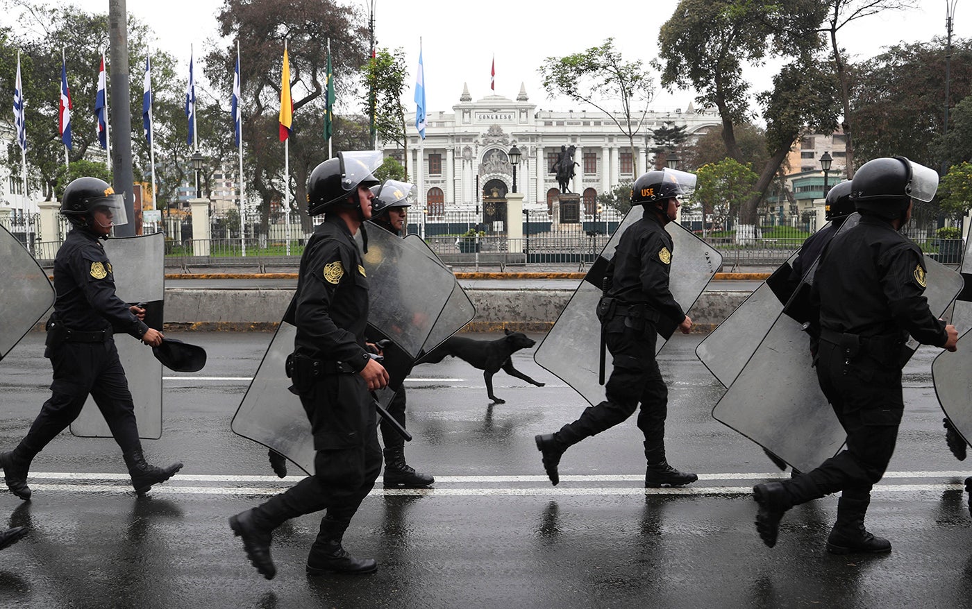 Policías antidisturbios caminan frente a la sede cerrada del Congreso en Lima, Perú, el 1 de octubre de 2019.