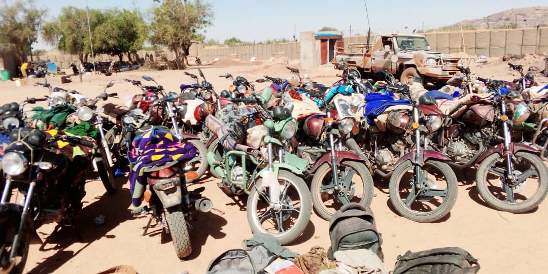 Des motos abandonnées par des islamistes armés après leur attaque du 24 décembre 2019 à Arbinda. © 2019 Privé.