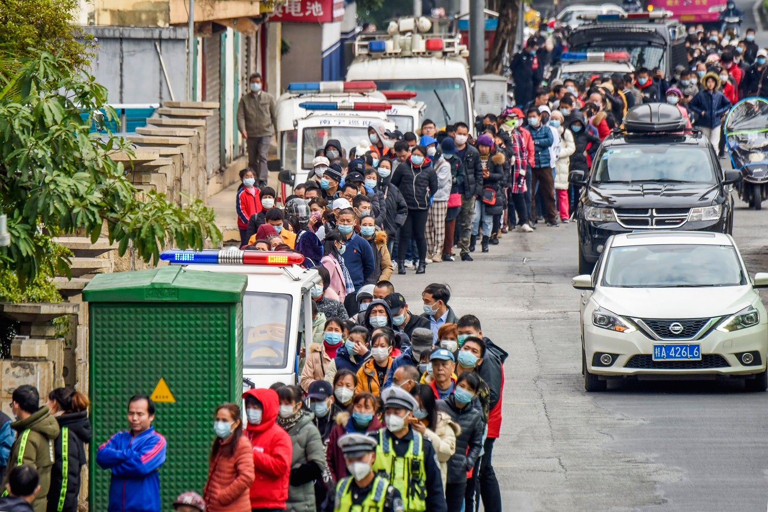 Une foule de personnes à Nanning, dans le sud de la Chine, fait la queue pour acheter des masques afin de protéger contre le virus du coronavirus le 29 janvier 2020.