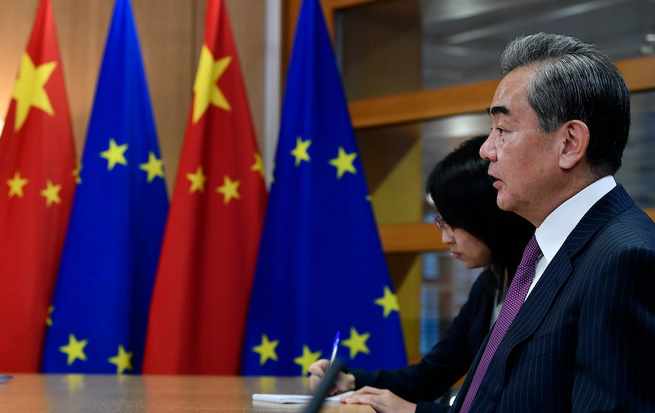 中国外交部长王毅在布鲁塞尔会晤欧洲理事会主席米歇尔，2019年12月17日。