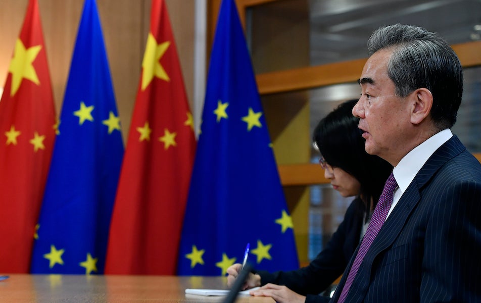 Le ministre chinois des Affaires étrangères Wang Yi lors d'une réunion avec le président du Conseil européen Charles Michel à Bruxelles, le 17 décembre 2019.