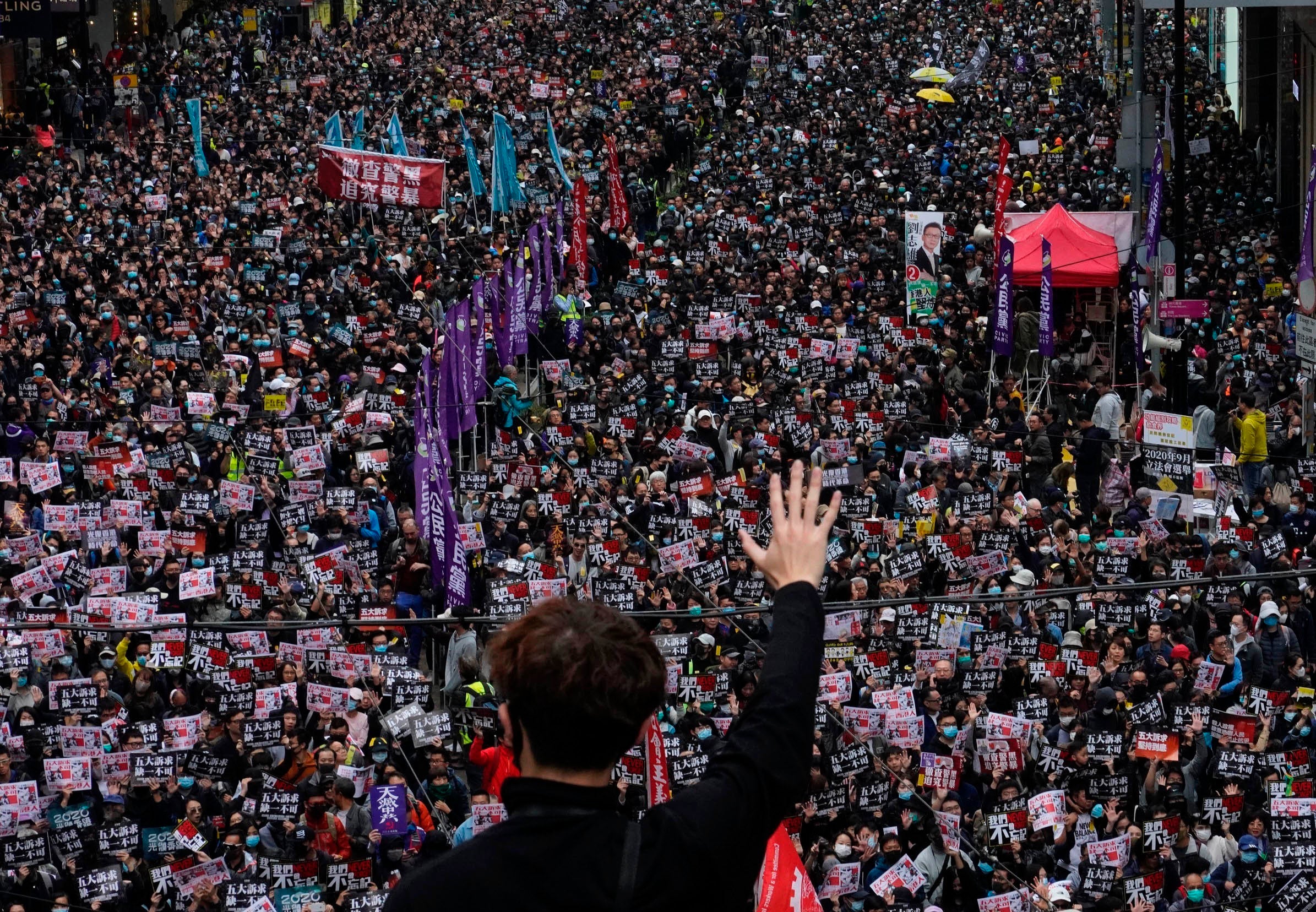 香港示威者面对元旦游行队伍比出“五大诉求”手势，2020年1月1日。五大诉求包括特首、立法会双普选以及调查警察在长达半年抗争期间的行为。