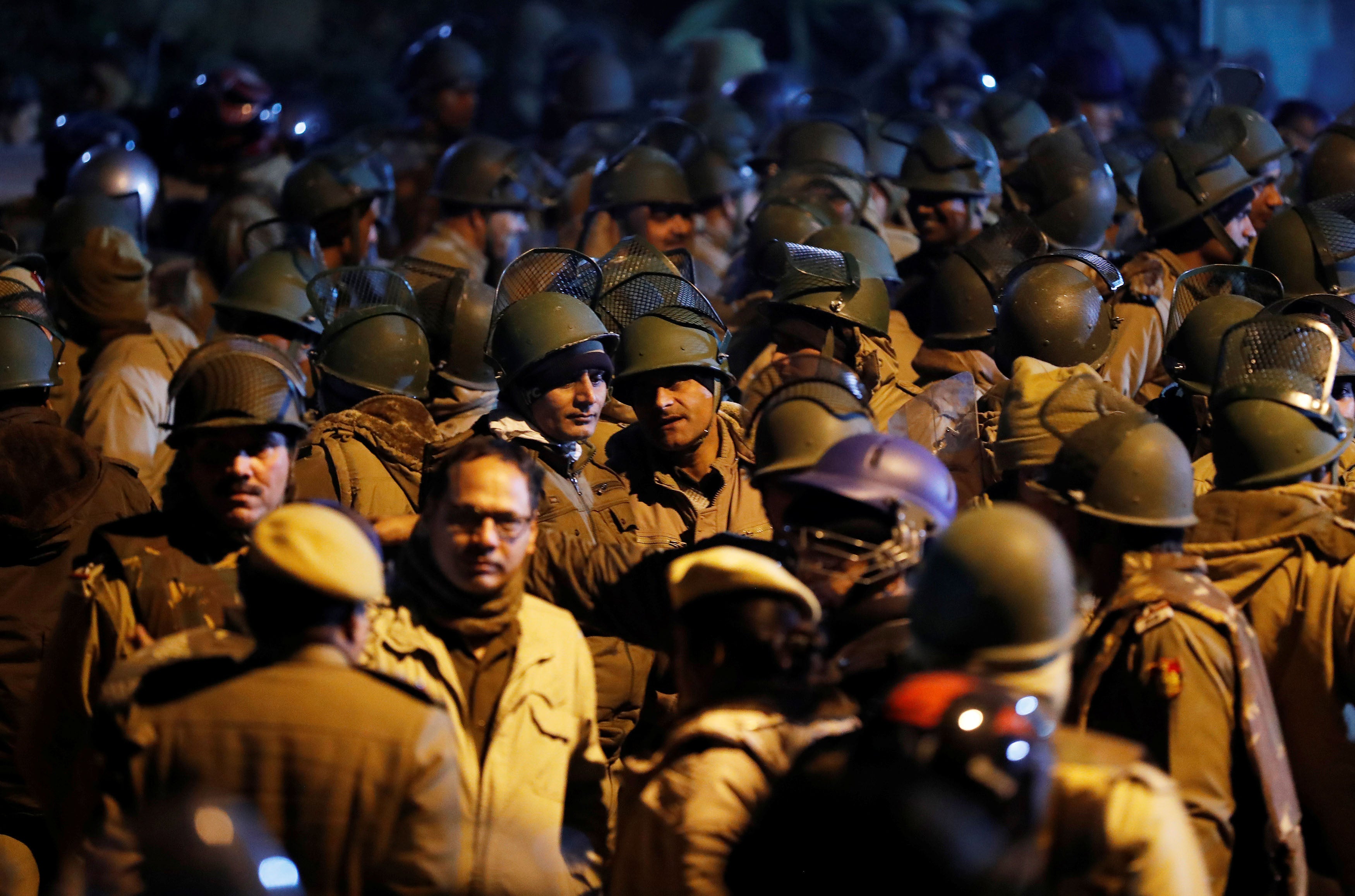 Une foule de policiers anti-émeute, rassemblés sur le campus de l'université Jawaharlal Nehru à New Delhi, en Inde, le 5 janvier 2020.