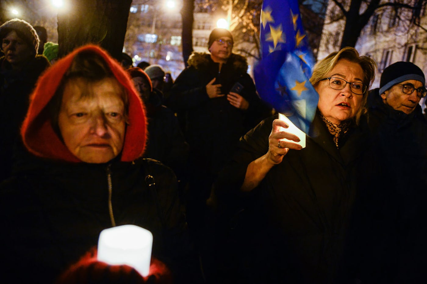 Frauen mit Kerzen und EU-Flagge bei einer Soldaritätskundgebung für polnische Richter vor dem Justizministerium, 1. Dezember 2019, Warschau, Polen. 
