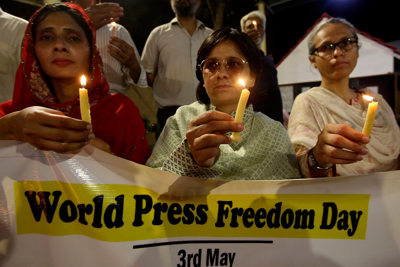 کراچی، پاکستان میں پاکستانی صحافی 03 مئی 2019 کو صحافت کے عالمی دن کے موقع پر شمعیں روشن کر رہے ہیں۔ ©2019  اے پی فوٹو/ فردید خان