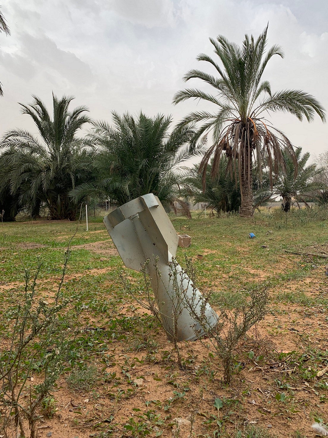 وحدة الذيل من قنبلة عنقودية من طراز "آر بي كي- 250 بي تي إيه بي-2.5 إم"، عُثر عليها في منطقة سكنية قرب طريق الأصفاح، ضواحي طرابلس، ليبيا، 18 ديسمبر/كانون الأول 2019. 