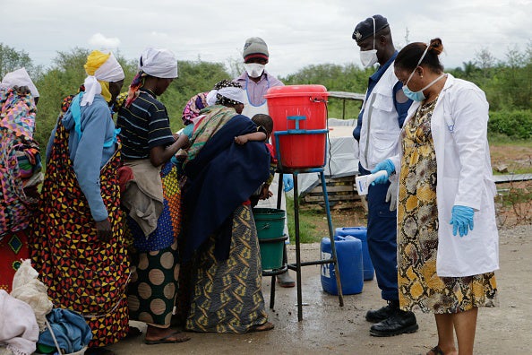 Des personnes se lavent les mains, à titre préventif contre le COVID-19, à leur arrivée à Gatumba, au Burundi, à la frontière avec la République démocratique du Congo, le 18 mars 2020.