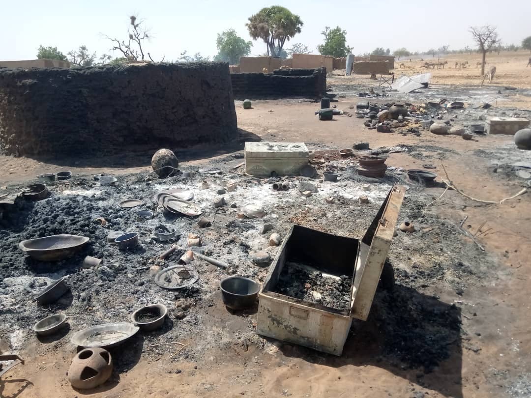 Des décombres montrant la destruction partielle du village d’Ogossagou au Mali, suite à une attaque par des hommes armés dogons le 14 février 2020. Plus de 35 civils peuls ont été tués lors de cette attaque. 