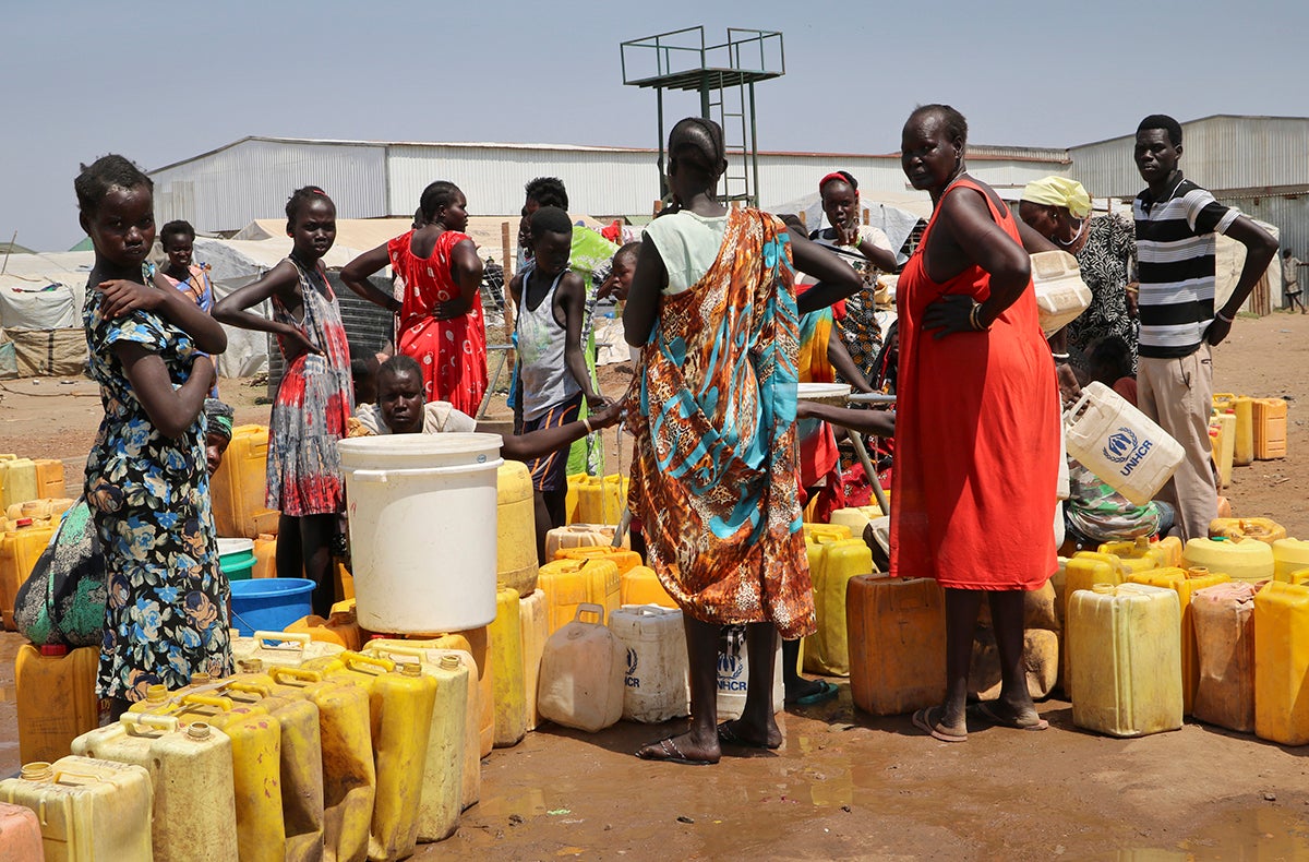 Des femmes sont rassemblées autour d’un point de distribution d’eau dans un camp de personnes déplacées à Mangateen, près de la capitale du Soudan du Sud, Juba, le 22 janvier 2019.