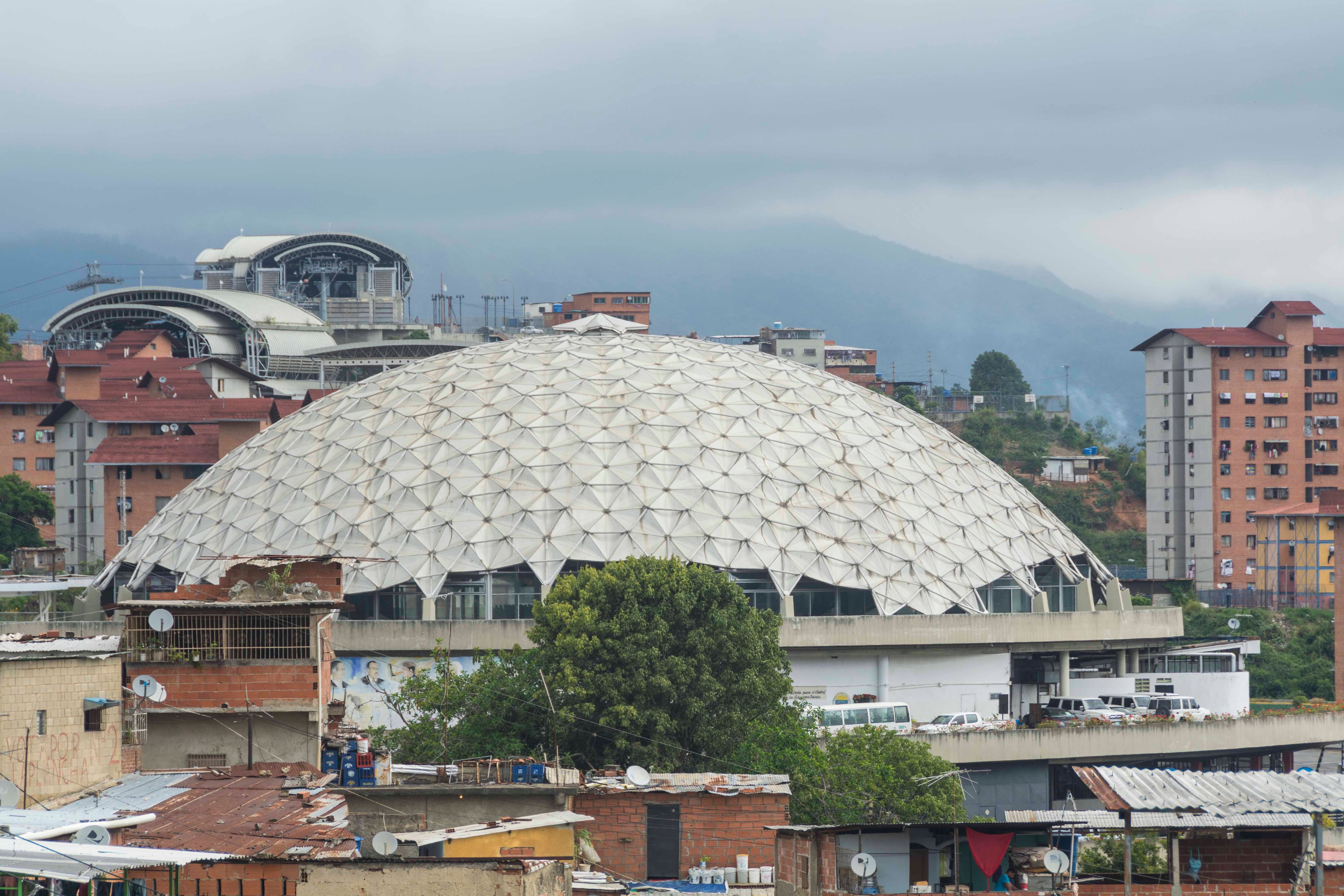 Ce bâtiment connu sous le nom de « El Helicoide » (« L’Hélicoïde »), situé dans le centre de la capitale du Venezuela, Caracas, abrite un centre de détention du Service national bolivarien de renseignement national (Servicio Bolivariano de Inteligencia Na