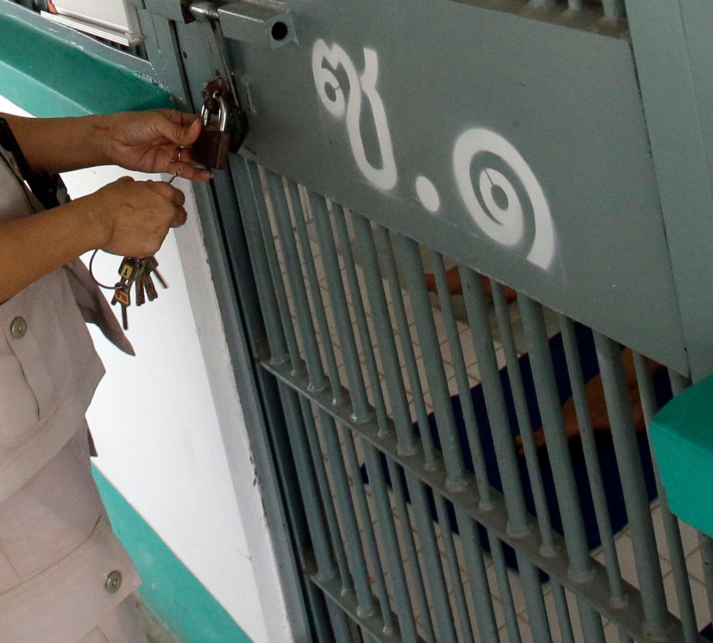 监狱管理人员为牢房上锁，泰国，2017年2月。
