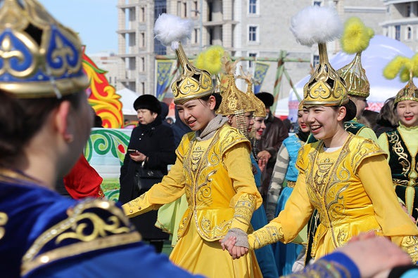 Женщины, одетые в традиционную одежду, принимают участие в праздновании Навруза в Астане, Казахстан, 21 марта 2019 года.