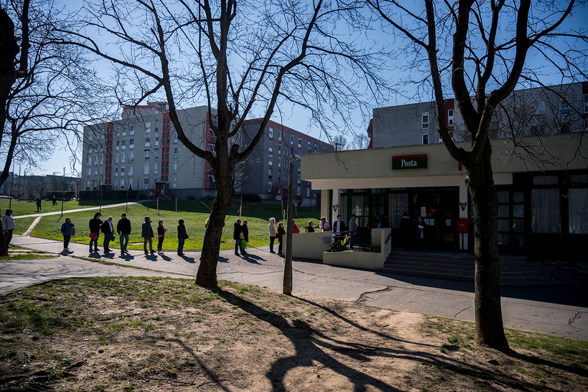 民众在邮局门外排队时互相保持距离，匈牙利，佩奇，2020年3月16日星期一。