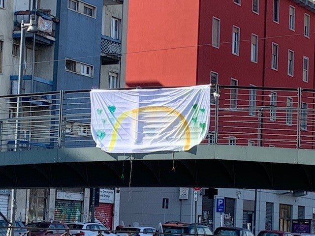 Самодельный плакат на мосту через канал: «Все будет хорошо». Милан, 15 марта 2020 г.