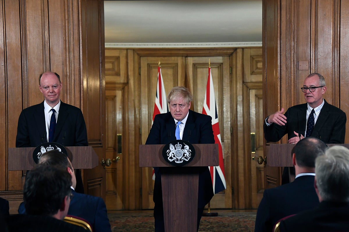 左起，英格兰首席医疗官克里斯・威蒂（Chris Witty）、英国首相鲍里斯・约翰逊（Boris Johnson）和首席科学顾问帕特里克・瓦兰斯（Patrick Vallance）在唐宁街10号就新冠疫情问题召开记者会，伦敦，2020年3月9日。