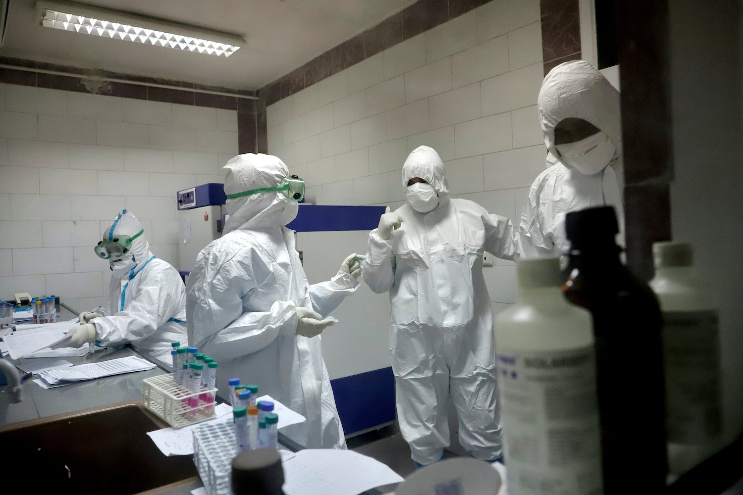 مسعفون في مختبر يفحصون عيّنات أخذت من مرضى يشتبه بإصابتهم بفيروس "كورونا" الجديد في مدينة الأهواز في جنوب غرب إيران، 10 مارس/آذار 2020.  