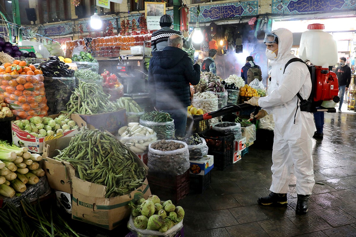 伊朗首都德黑兰派出消防员为市场消毒，防范新冠病毒传播。