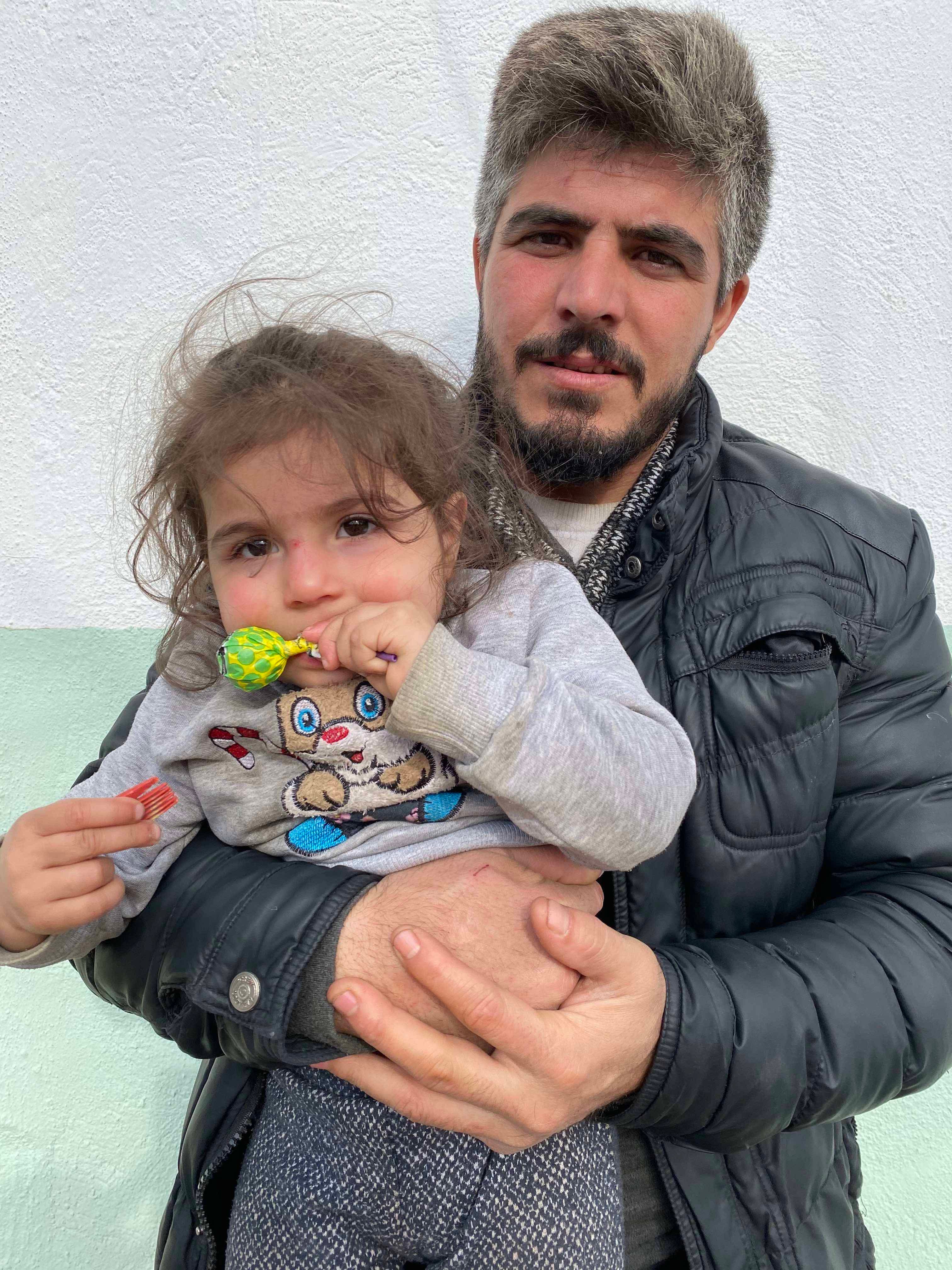 Ένας Σύρος άνδρας κρατάει την 2χρονη κόρη του στο Alibey, παραμεθόριο χωριό της Τουρκίας, στις 9 Μαρτίου 2020, μία μέρα αφότου, όπως μας είπε, οι ελληνικές δυνάμεις ασφαλείας έθεσαν υπό κράτηση και ξυλοκόπησαν και τους δυο τους όταν ο ίδιος προσπάθησε να 
