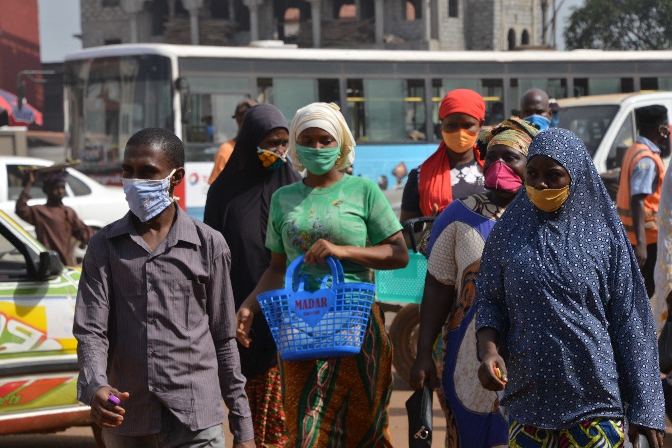 Des personnes portant des masques de protection se promènent à Conakry, en Guinée, le 29 avril 2020.
