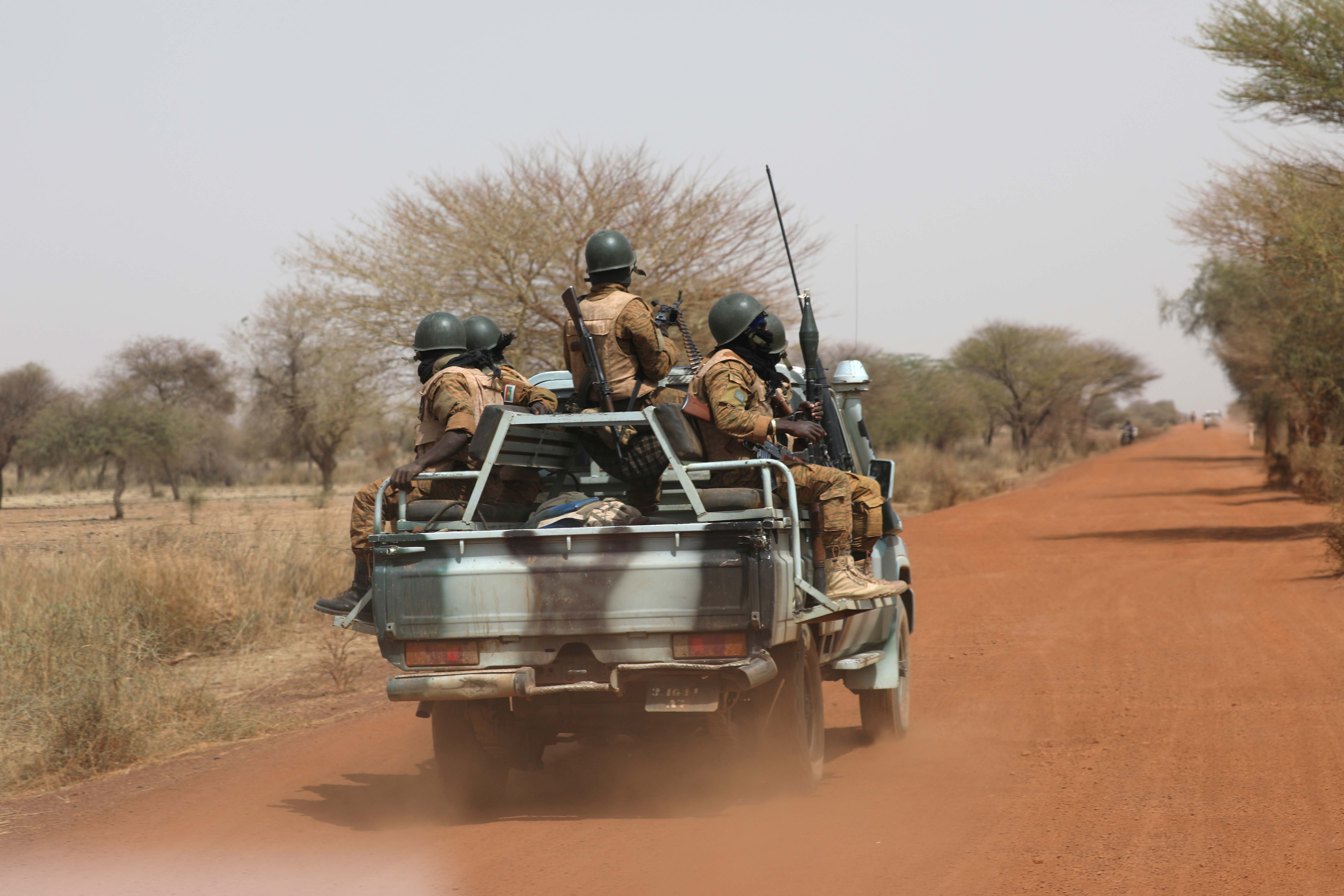 Des soldats burkinabés patrouillent près de Gorgadji, dans le nord du Burkina Faso, en mars 2019. 