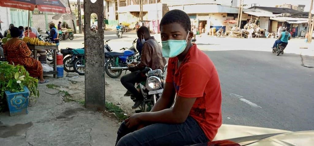 Un homme muni un masque de protection dans la ville de Douala, Cameroun, le 14 avril 2020.