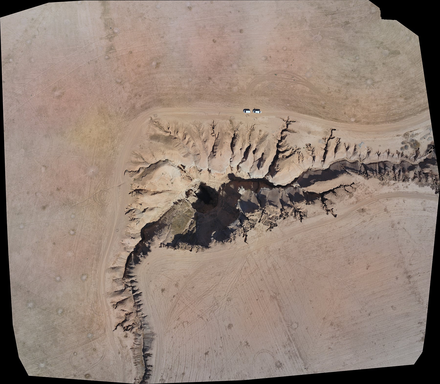 صور مركبة لحفرة الهوتة التُقِطت في 28 سبتمبر/أيلول 2019 بواسطة الطائرة المسيّرة من طراز "باروت أنافي". ©هيومن رايتس ووتش