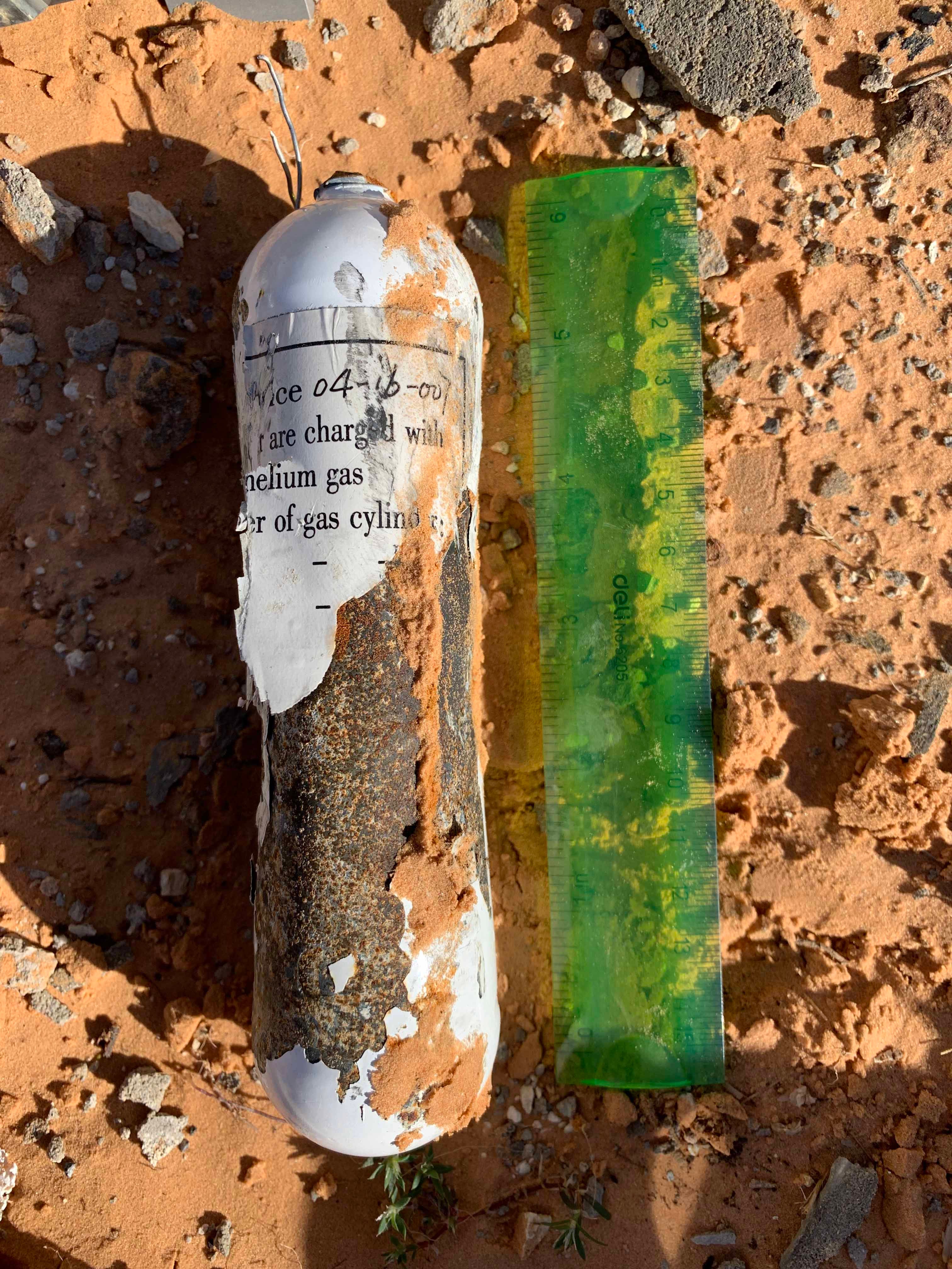 أسطوانة غاز من صاروخ جو-أرض من طراز "بلو آرو 7" أُطلِق من طائرة مسيّرة من طراز "وينغ لونغ 2"، وادي الربيع، ليبيا، ديسمبر/كانون الأول 2019. 