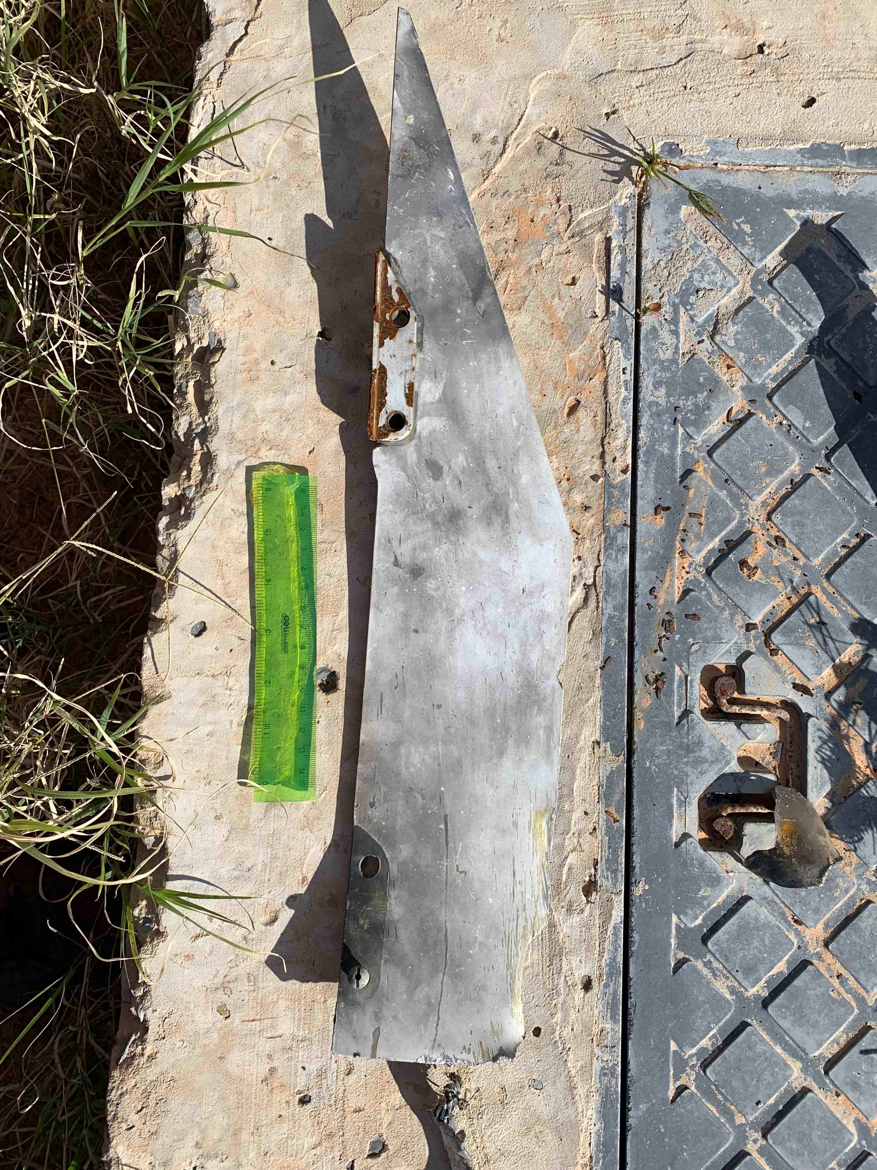 بقايا دعائم أجنحة من صاروخ جو-أرض من طراز "بلو آرو 7" أُطلِق من طائرة مسيّرة من طراز "وينغ لونغ 2"، وادي الربيع، ليبيا، ديسمبر/كانون الأول 2019. 