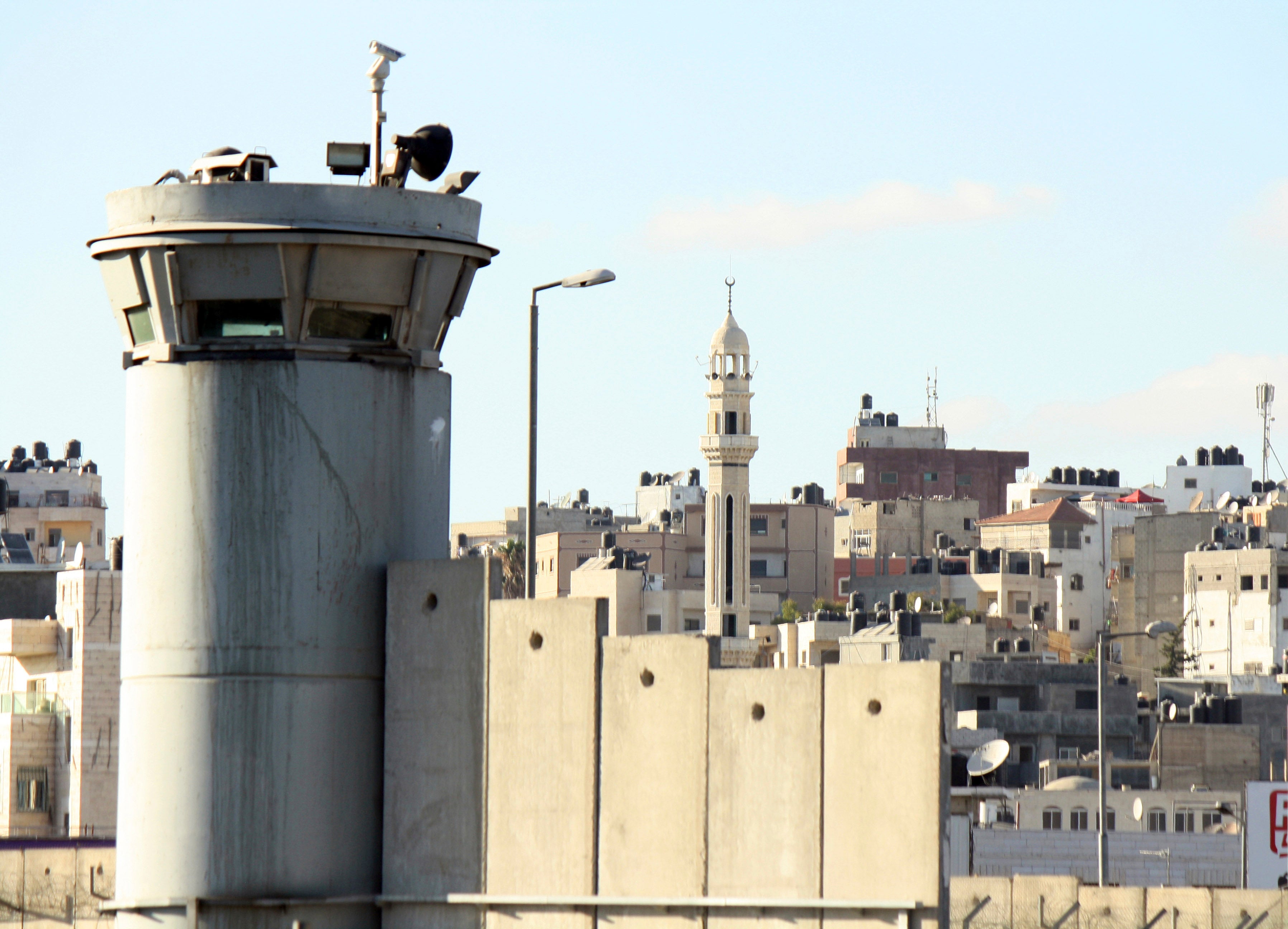 מגדל שמירה של הצבא הישראלי במחסום קלנדיה, החוצץ בין מזרח ירושלים לרמאללה בשטח הפלסטיני הכבוש.