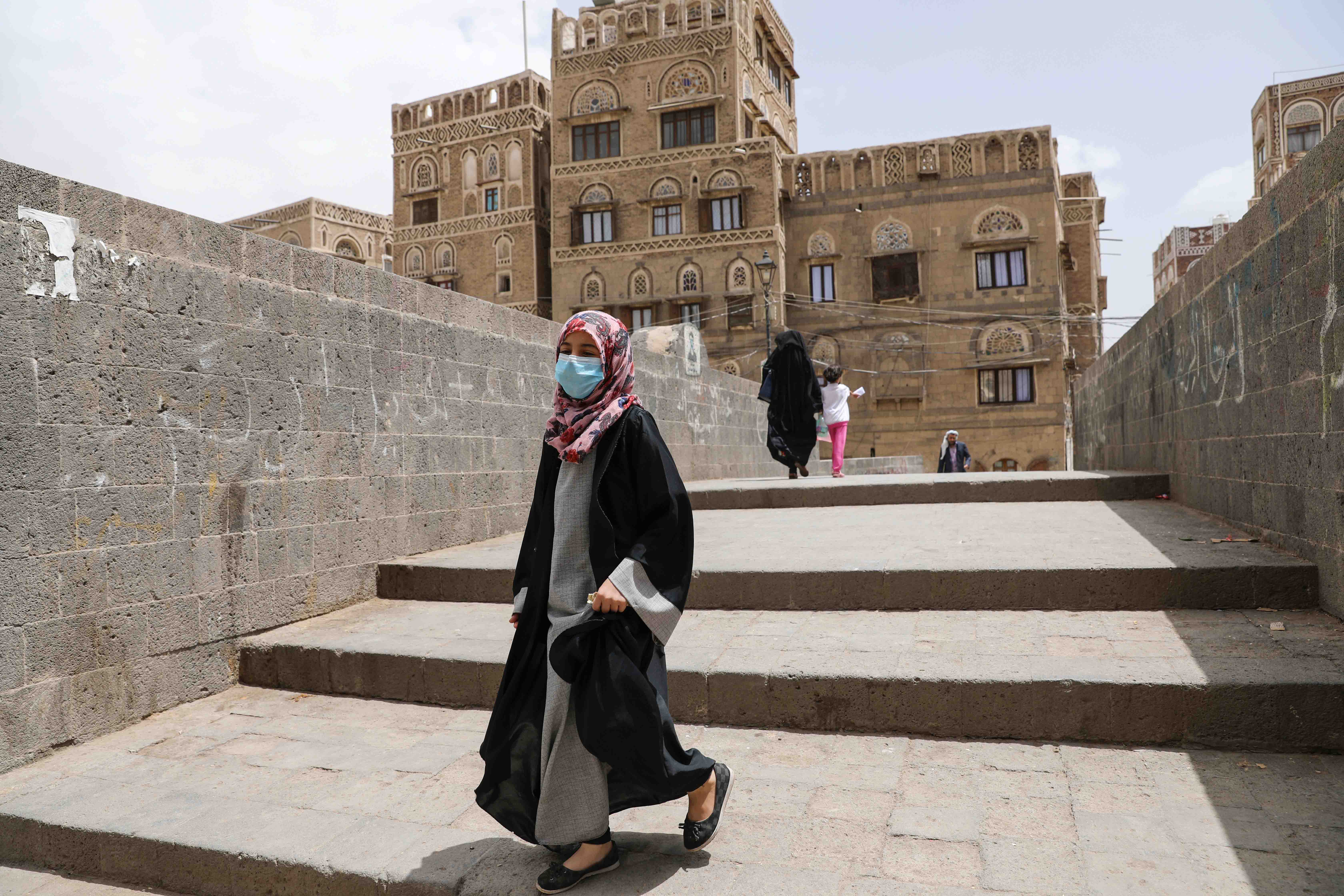也门沙那（Sanaa）民众戴口罩预防新冠病毒传染，2020年3月17日。