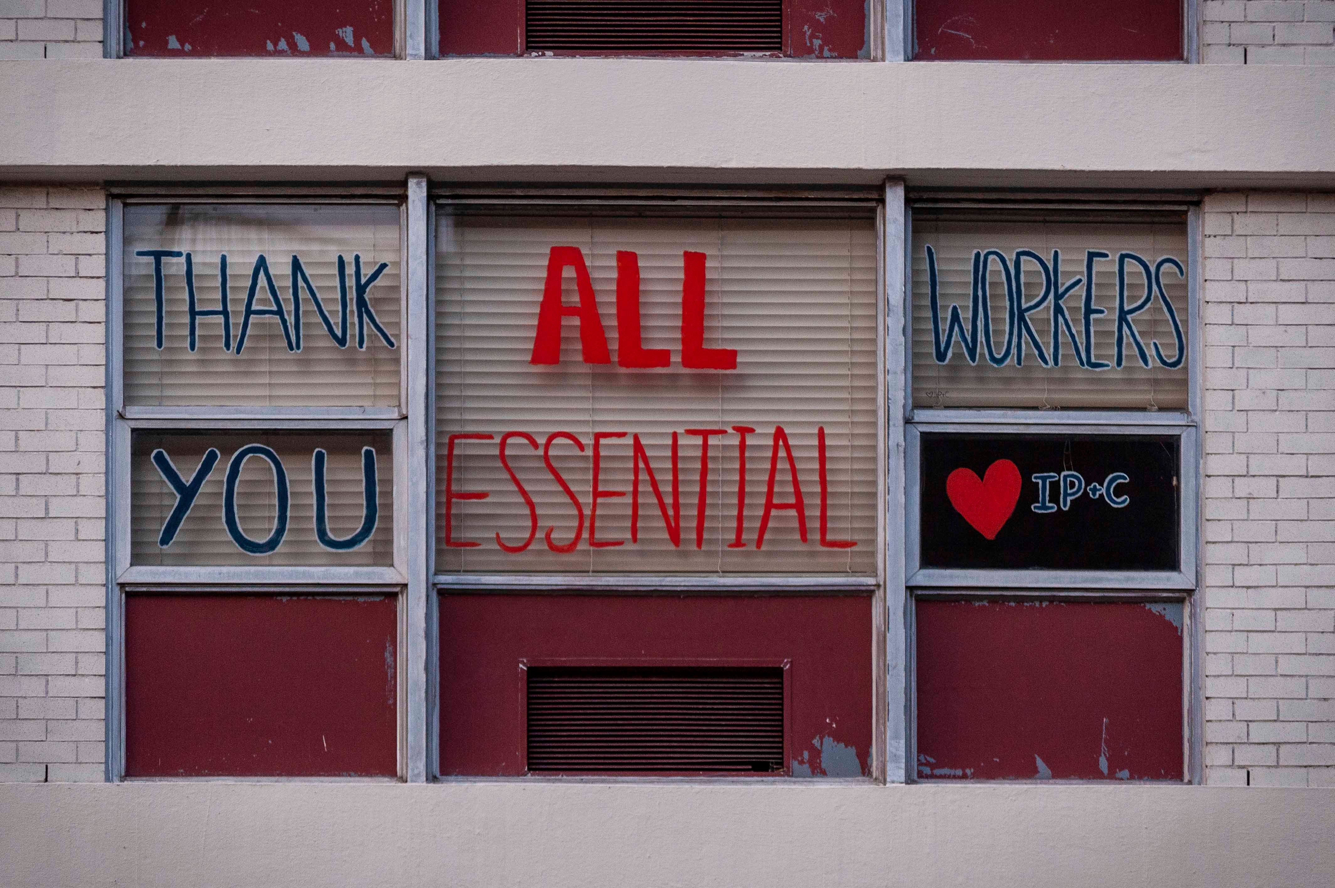 Auf ein Fenster sind Worte der Dankbarkeit für alle Krankenhaus Mitarbeiter