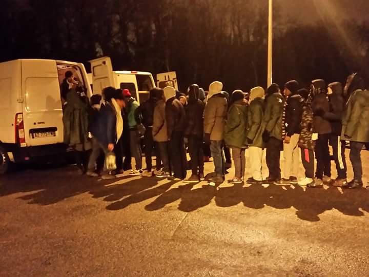 Des demandeurs d’asile et d’autres migrants à Calais font la queue pour une distribution nocturne de nourriture, couvertures et vêtements, en mars 2017. © Privé