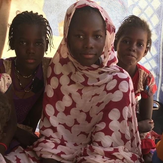 Trois des enfants de Mariama : Khadijetou, Asya et Aicha, qui ont pu entrer à l’école primaire, bien qu’elles n’aient pas été enrôlées à l’état civil, grâce à l’assistance de l’Association des Femmes Chefs de Famille, une ONG mauritanienne, Nouakchott, Ma