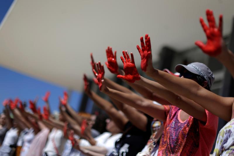 Manifestantes asisten a una protesta contra el abuso sexual y la violencia hacia las mujeres en Brasilia, Brasil, el 29 de mayo de 2016.