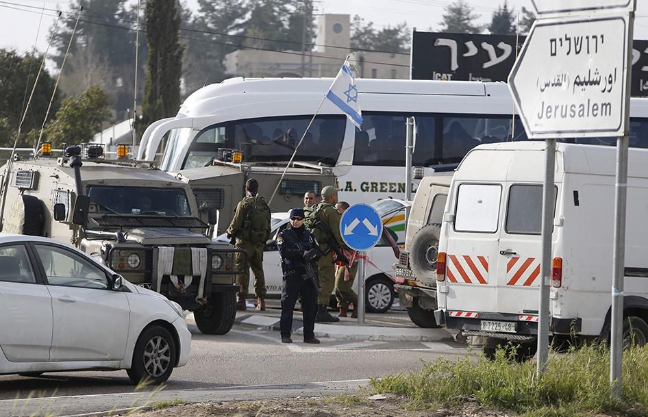 Des membres des forces de sécurité israéliennes au carrefour de Gush Etzion, au sud de Bethléem (Cisjordanie), le 18 mars 2016, peu après un incident lors duquel un Palestinien avait tenté de poignarder des soldats avant d’être abattu, selon les informati