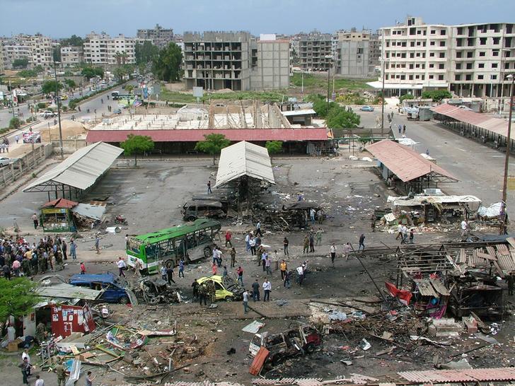 أشخاص يتفحصون أضرارا ناجمة عن انفجارين هزا مدينة طرطوس. الصورة وزعتها الوكالة العربية السورية للأنباء في 23 مايو/أيار 2016.