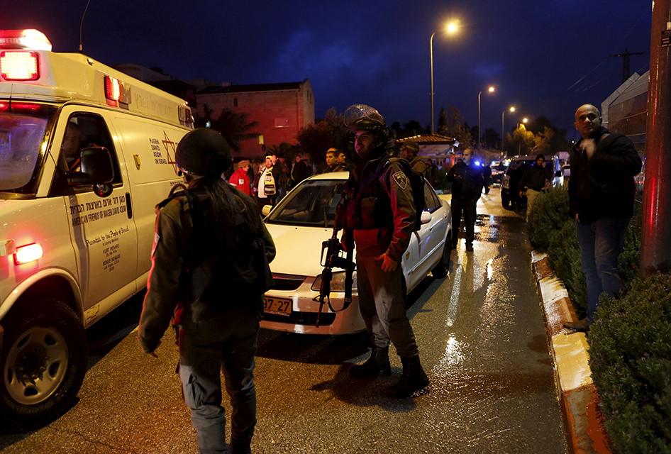 Des membres des forces de sécurité israéliennes ainsi que des secouristes sur les lieux d’un attentat au couteau commis le 25 janvier 2016 par deux Palestiniens contre deux Israéliens dans la colonie juive de Beit Horon, près de Jérusalem, selon les infor