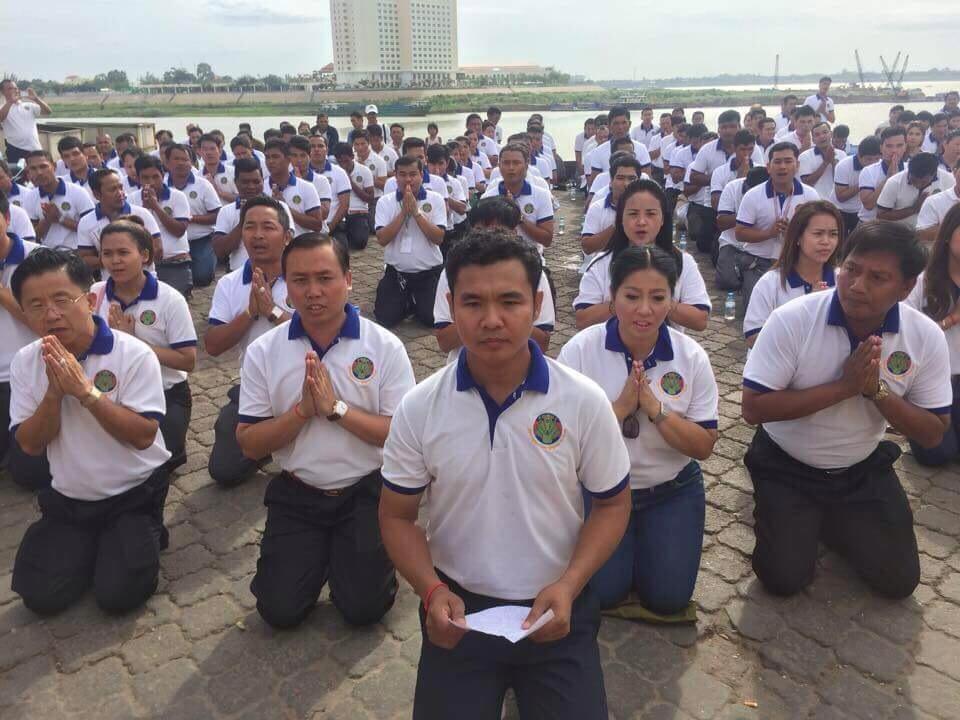 Senaneak riverside ceremony June 21, 2015: Center mid-three, left to right: Dieng Saran, Pankhem Bunthan, Om Rachany. Source: human rights monitors’ collection from social media.