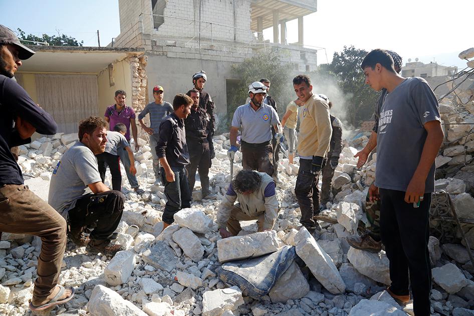 رجال وعناصر من الدفاع المدني يبحثون عن ناجين بعد غارة جوية على مستشفى في بلدة ملس، غرب مدينة إدلب التي يسيطر عليها عناصر من المعارضة المسلحة، سوريا، 6 أغسطس/آب 2016.  