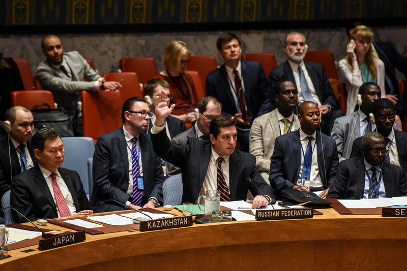 نائب السفير الروسي إلى الأمم المتحدة فلاديمير سافرونكوف يصوت ضد مشروع قرار يدين استخدام الأسلحة الكيميائية في سوريا الذي نقلته التقارير، في اجتماع في مجلس الأمن حول الوضع في سوريا في مقر الأمم المتحدة في نيويورك، الولايات المتحدة، 12 أبريل/نيسان 2017. 